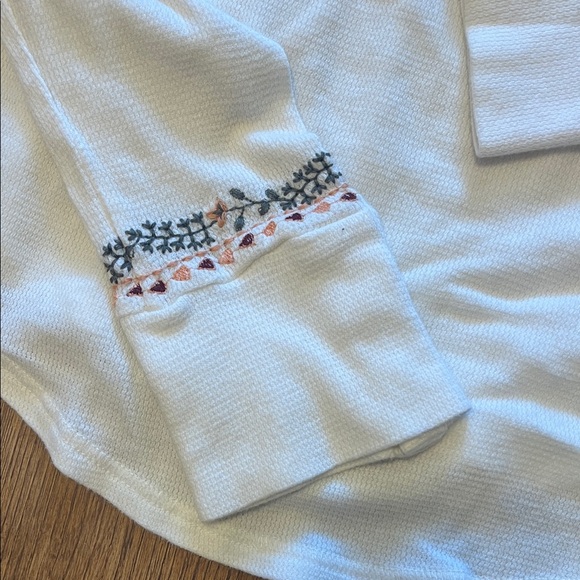 Lucky Brand Embroidered White Long Sleeve Thermal Medium - Picture 5 of 7